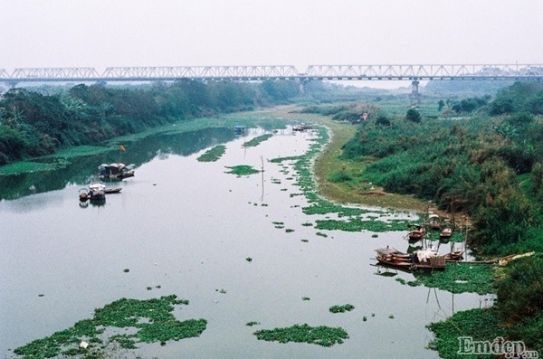 Những ngày này chỉ cần đi qua cây cầu lịch sử bạn cũng đủ trải lòng về một Hà Nội thâm trầm cổ kính đong đầy những nỗi nhớ.