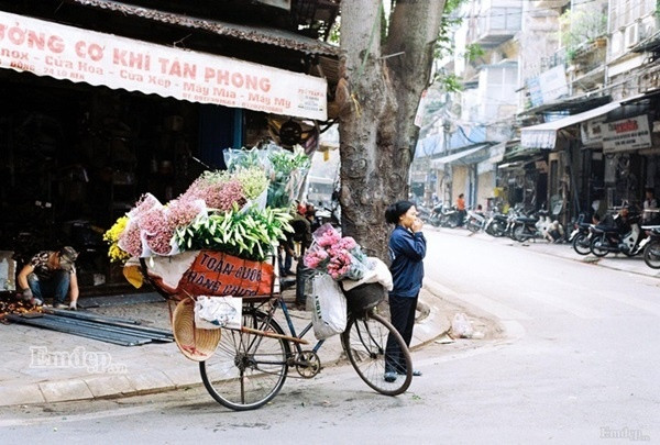 Đi sâu vào tiềm thức của nhiều người đặt chân đến Hà Nội là những chiếc xe đạp chở đầy hoa rong, không chau chuốt tỉ mẩn, hàng hoa được bày trong chiếc mẹt đơn sơ, với những loại hoa đủ sắc màu. Vòng xe chầm chậm đi qua từng con phố chẳng cần tiếng rao cũng đủ níu kéo người mua phải dừng lại.