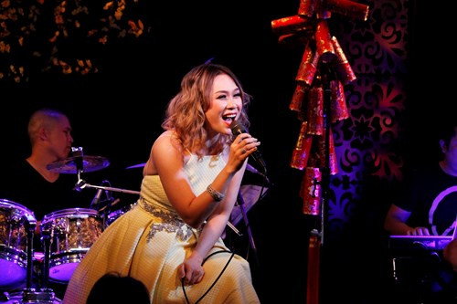 Mỹ Tâm trải lòng: “Một năm qua đi, nhiều người vẫn hay thắc mắc: “Người yêu của mình là ai?”. Rồi khi Tâm về quê ăn Tết, người thân cũng hỏi: “Chồng của mình là ai?” hoặc là “Em có người yêu chưa?”. Thật ra, trong chuyện tình cảm, Tâm thuộc tuýp người thích giấu trong lòng, hạnh phúc của mình thì chỉ mình biết, chẳng lẽ mình nói ra thì..hơi kỳ. Nhưng cho đến bây giờ, Tâm mới suy nghĩ chắc là mình nên có câu trả lời chính xác thì ngoài tình cảm “ấy” chỉ riêng Tâm biết thì Tâm còn một người yêu nữa mà Tâm cần phải cảm ơn rất nhiều. Đó chính là những người khán giả đã luôn âm thầm cổ vũ, ủng hộ mình trong suốt thời gian qua. Trước những tình cảm chân thành từ mọi người, Tâm cảm thấy đó là một tình yêu mà mình phải mang nợ. Mỹ Tâm cảm ơn rất nhiều!”