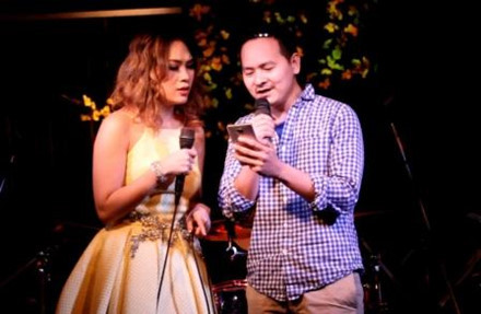 Để thay đổi không khí, Mỹ Tâm đã mời một khán giả nam lên song ca. Vị khách may mắn tiết lộ anh là một Việt kiều về quê hương ăn Tết và khi biết đêm nhạc của Mỹ Tâm được tổ chức tại phòng trà WE nên đã sắp xếp bằng được thời gian để hội ngộ với giọng ca mà anh yêu thích.