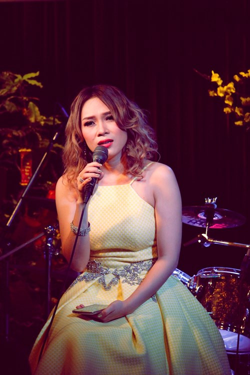 Nữ ca sĩ Mỹ Tâm xuất hiện với tạo hình khác lạ, chiếc váy bồng bềnh nữ tính cùng mái tóc được cắt ngắn đầy mới mẻ và cá tính.