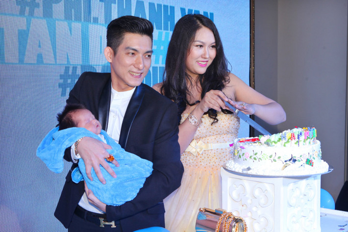 Ngày 6/2/2016, Phi Thanh Vân hạ sinh cậu con trai đầu lòng Nguyễn Tấn Đức. Bé là kết quả của cuộc hôn nhân của cô và Bảo Duy.