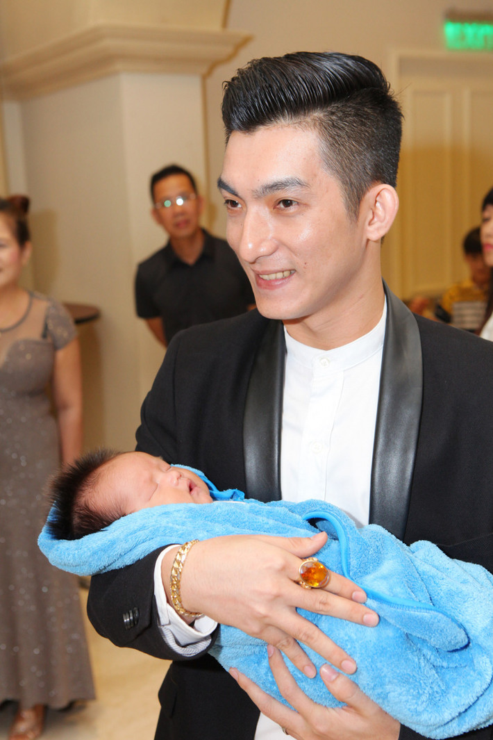 Phi Thanh Vân và Bảo Duy chia tay sẽ người thiệt thòi nhất là con trai của hai người - bé Tấn Đức. Bé sẽ không thể có được một gia đình đầy đủ bố mẹ như bạn bè.