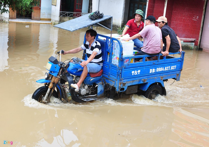 Lực lượng thanh niên xung kích huyện Tuy Phước dùng xe tuk tuk chở nước uống đóng chai đến cứu trợ các khu dân cư. "Nhu cầu lương thực và nước uống của người dân hiện tại rất lớn", bà Thắm nói.