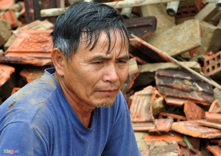 "Lũ dâng cao tràn về nhanh quá khiến gia đình tôi trở tay không kịp. Tối 16/12 cả nhà lo sợ không dám ngủ dõi theo mực nước lũ tràn vào nhà. Đến 2h sáng 17/12 thì nhà đổ sập rầm rầm. Vợ chồng tôi cùng con gái hốt hoảng chỉ kịp chạy thoát ra ngoài, leo lên chuồng trâu sau nhà tránh lũ", ông Thành thuật lại.