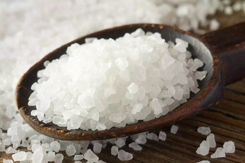 Bước 2: Dùng muối biển Muối biển được tin là có thể loại bỏ năng lượng tiêu cực và cân bằng dòng chảy không khí trong nhà bạn. Hãy hòa muối với nước để lau tường và sàn nhà. Hoặc bạn có thể đặt một bát muối ở những góc nhà hướng Đông Bắc và Tây Nam và nhớ 2 tháng thay 1 lần.