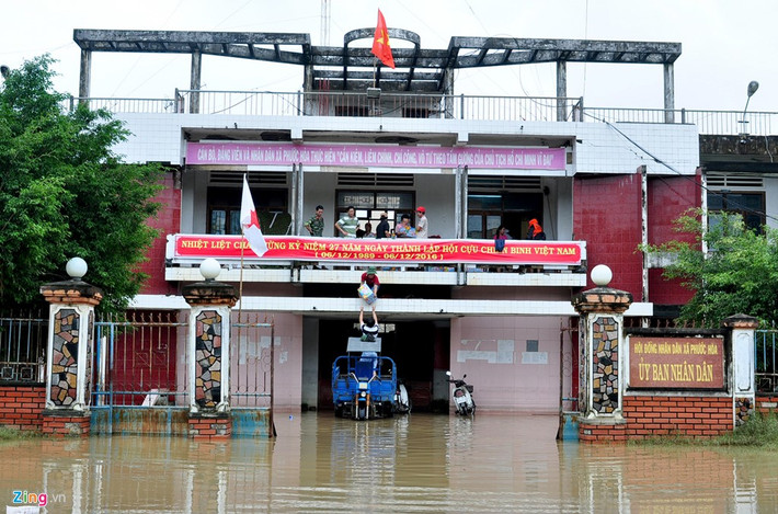 Cùng ngày, lũ vẫn ngập tràn lan ở trụ sở UBND xã Phước Hòa. Bà Võ Hồng Thắm, Phó chủ tịch UBND xã, cho hay địa phương vẫn còn 2.300 hộ dân với khoảng 7.000 nhân khẩu ở nhiều thôn trên địa bàn chịu cảnh ngập lụt. Học sinh các cấp của xã vẫn chưa thể đến lớp vì trường học ngổn ngang sau lũ lịch sử.