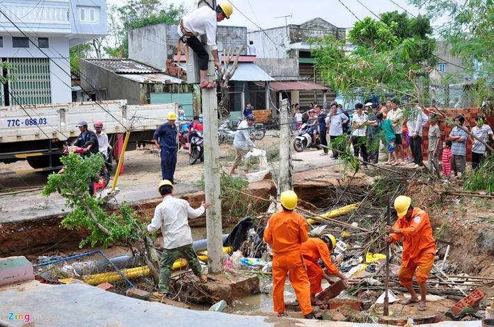 Chiều 19/12, công nhân ngành viễn thông và điện lực Bình Định về các địa phương giúp dân khắc phục hậu quả thiên tai, sớm đóng điện, kết nối thông tin liên lạc thông suốt cho người dân sau đợt mưa lũ lịch sử.
