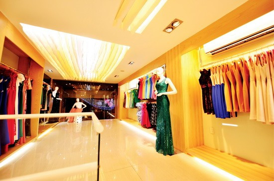 Công ty thời trang riêng tiền tỷ: Thương hiệu thời trang của Mỹ Tâm có giá cả linh động, từ vài trăm nghìn đồng (chiếc váy, áo sơ mi…) đến chục triệu đồng (đầm dạ hội…). Với kho thời trang khổng lồ, có thể nhận thấy Mỹ Tâm đã đổ không ít tiền vào công việc kinh doanh này.