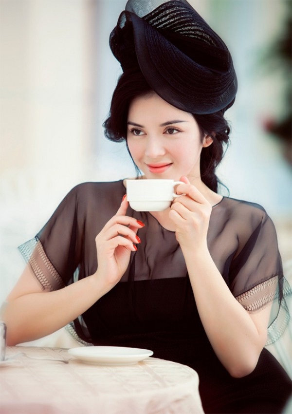 Lý Nhã Kỳ nổi tiếng là mỹ nhân giàu nhất làng giải trí Việt, cô xuất hiện trên truyền thông luôn gắn với hàng hiệu, tiệc tùng hạng sang, những chuyến từ thiện khắp đất nước, và công du trong khuôn khổ làm đại sứ du lịch ở nước ngoài.
