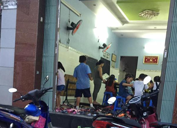 Cách lớp học này khoảng 20m, lớp học đối điện tại số nhà 53 cũng thông báo nhận dạy cho học sinh tư lớp 1 tới lớp 5, chuẩn bị vào lớp 6. Không xa đó, một lớp học thêm dành cho học sinh tiểu học cũng sáng đèn với gần 20 học sinh.