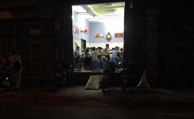 Những các lớp học thêm sẽ kéo dài trong hai giờ đồng hồ từ 5h chiều đến 7 giờ tối. Sau đó nhiều lớp sẽ đổi ca cho những học sinh khác.