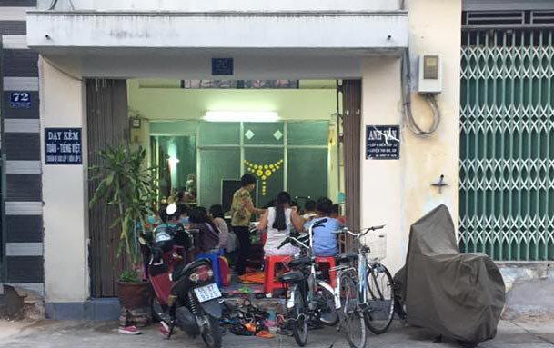Tại lớp học thêm (cạnh số nhà 72) một cô giáo đang giảng bải cho khoảng 15 học sinh tiểu học theo học. Lớp học bắt đầu từ 5 giờ 30 phút chiều và kết thúc sau 7 giờ tối. Lớp học này dạy cho nhiều đối học sinh khác nhau. Bên trái là tấm biển thông báo dạy kèm Toán, Tiếng Việt cho học sinh vào lớp 1 và lớp 6, bên trái thông báo dạy thêm Anh Văn cho học sinh từ lớp 6 đến lớp 12, luyện thi cao đẳng, đại học.