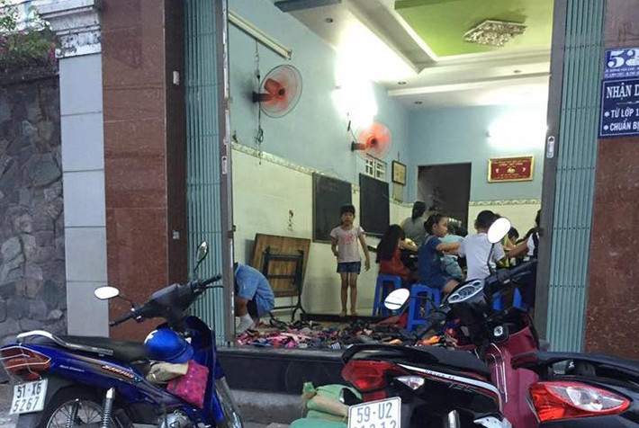 Không chỉ học sinh trung học học thêm, mà học sinh tiểu học cũng miệt mài học thêm sau giờ học chính khóa. Tại con đường D.V.C chạy đổ thẳng ra chợ Thủ Đức, P. Linh Tây, chỉ trong khoảng cách chưa đầy 100m đã có ba lớp dạy thêm dành cho học sinh tiểu học tới luyện thi đại học “mọc” lên.