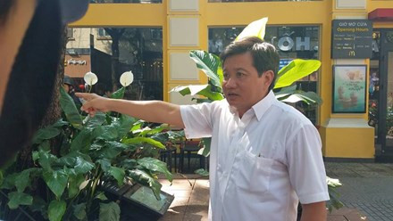 Ông Đoàn Ngọc Hải đang chỉ đạo tháo dỡ và xử lý các công trình lấn chiếm vỉa hè