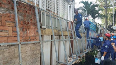 Lúc này, đại diện VOH xuất hiện giải thích rằng đã có văn bản gửi chính quyền địa phương nhưng đến nay chưa nhận được phản hồi. Đáp lại, ông Hải cho rằng việc lấn chiếm vỉa hè là sai hoàn toàn: "Đất của các anh đến đây, anh xin giữ lại bảng hiệu lấn chiếm khác gì anh lấy luôn phần đất vi phạm", ông Hải nói.