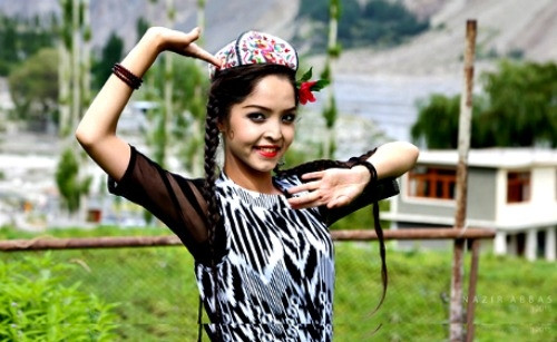 Chính vì lý do này cho nên phụ nữ, đặc biệt là các bé gái, thiếu nữ cho tới người đã có 2 con đều đẹp một cách rạng ngời. Họ có làn da trắng sáng, khỏe mạnh và đôi mắt tinh anh. Cũng bởi cuộc sống chẳng có gì để bon chen và mọi thứ gần như đều được thiên nhiên ưu ái nên vẻ nụ cười hạnh phúc lúc nào cũng thường trực trên môi.
