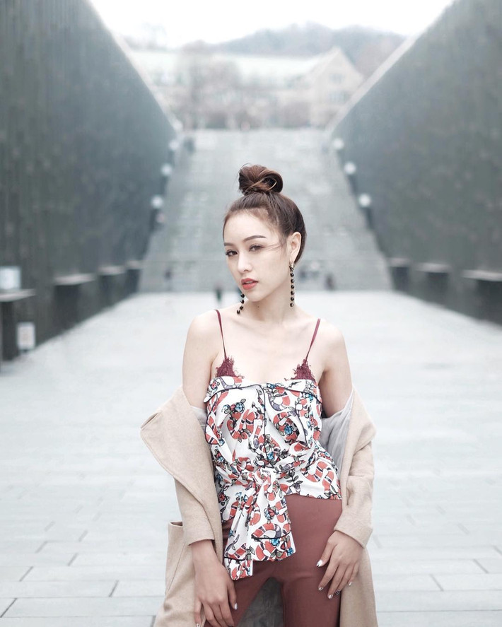 Vì vậy, mỗi khi ra đường cô chọn trang phục đơn giản và có tính ứng dụng cao.