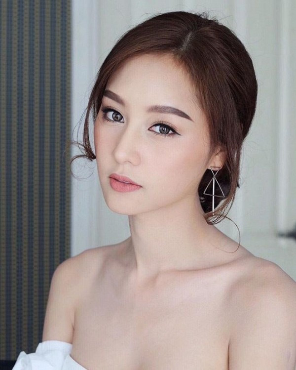 "The Face Thailand" mùa 3 gây được sự chú ý khi lần đầu tiên cho phép người chuyển giới đăng kí tham gia chương trình. Và đã có 2 gương mặt may mắn được lựa chọn vào top 15, đó chính là Blossom đội Bee và Hana đội Lukkade. Cả hai đều là nhân tố gây được ấn tượng tốt với khán giả, mặc dù mỗi người một phong cách nhưng điểm chung là vô cùng xinh đẹp và tài năng. Blossom tên thật là Chananchida Roongpetchrat, năm nay 25 tuổi. Cô nàng sở hữu gương mặt xinh đẹp, thanh thoát cùng vóc dáng mảnh mai, nếu không nói mình là người chuyển giới thì khó ai có thể tin đây từng là một người đàn ông.