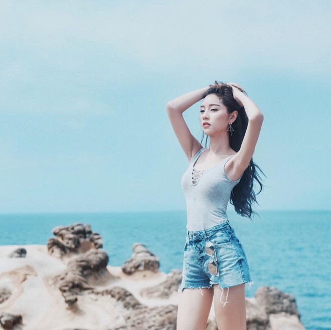 Người đẹp này từng tham gia cuộc thi Miss Tiffany (Hoa hậu chuyển giới) vào năm 2013, với nhan sắc quá xinh đẹp nên cô được xem là một trong những biểu tượng thành công của ngành dịch vụ chuyển giới ở đất nước Thái Lan.