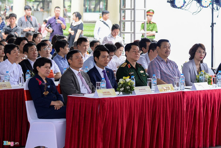 Tham dự buổi khai mạc Hội sách 2017 có sự hiện diện của Trung tướng Nguyễn Trọng Nghĩa – Uỷ viên Trung ương Đảng, Phó Chủ nhiệm Tổng cục Chính trị Quân đội nhân dân Việt Nam; ông Phạm Văn Linh – Phó Trưởng ban Tuyên giáo Trung Ương cùng đại diện lãnh đạo các bộ, ban, ngành.