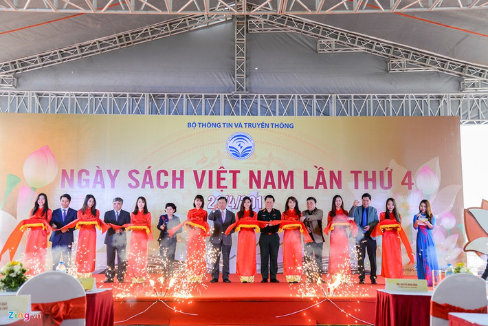 Các vị đại biểu cắt băng khai mạc Hội sách 2017 và Ngày sách Việt Nam lần thứ tư.