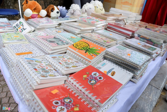 Và nhiều loại văn phòng phẩm, quà tặng, đồ lưu niệm cũng được bày bán, phục vụ nhu cầu của bạn đọc.