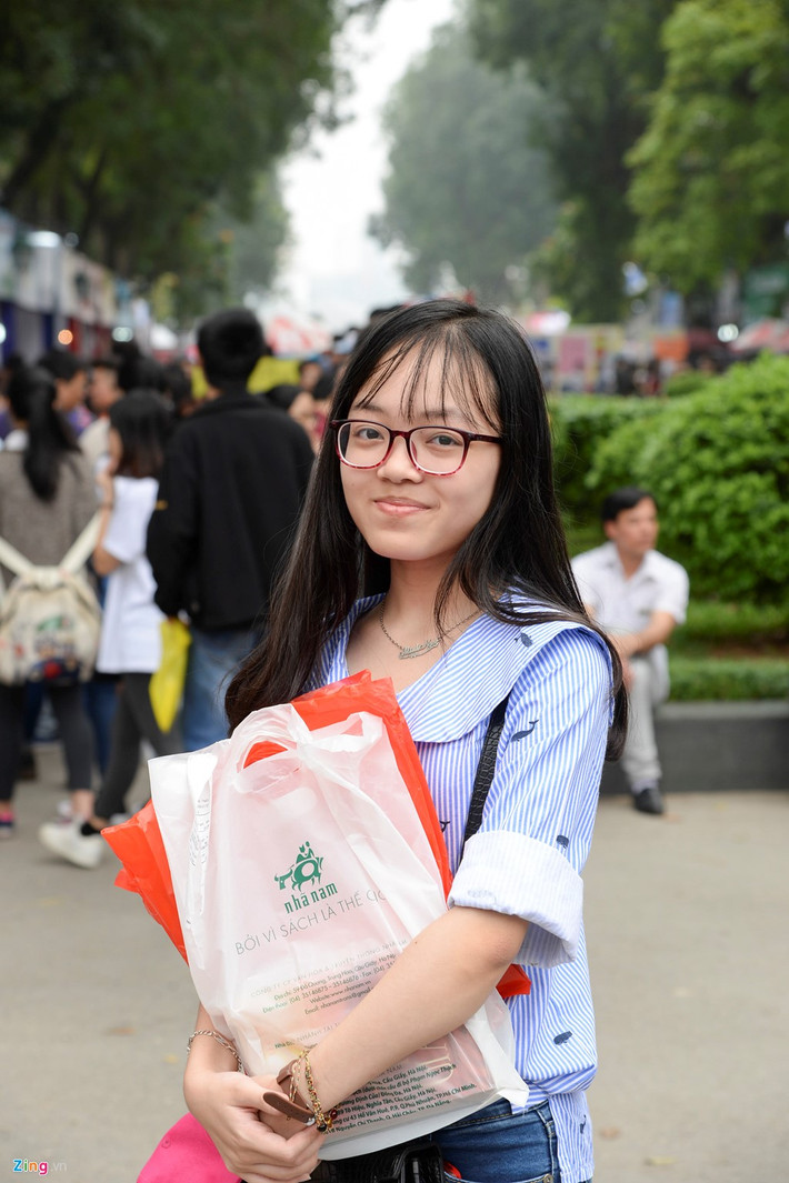 Bạn Phạm Minh Ngọc (THPT Chuyên Khoa học Tự nhiên) cho biết, đây là lần thứ 3 bạn tham dự hội sách, so với năm ngoái, có nhiều đơn vị mới tham gia với các thể loại sách đa dạng hơn.