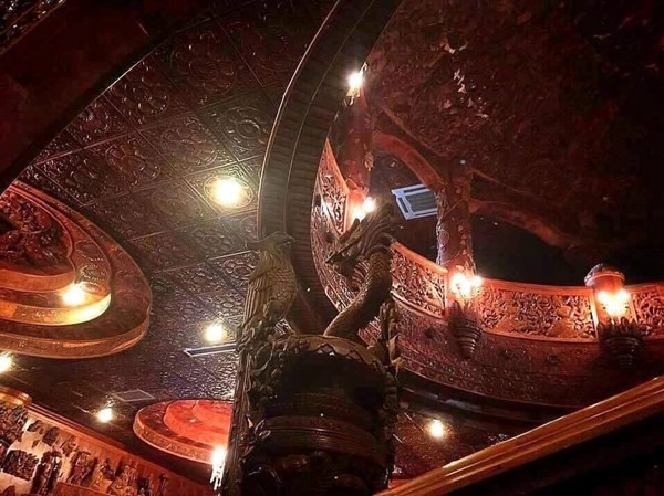 Những thông tin về gia đình đại gia xây biệt thự gỗ đang được tìm kiếm trên khắp các trang mạng. Nhiều người cho hay kiến trúc của căn nhà được thiết kế như phiên bản thu nhỏ của phủ Hoà Đại Nhân nổi tiếng.