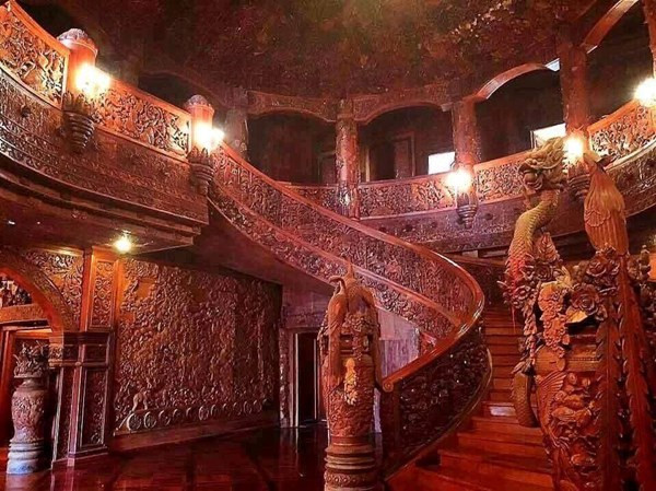 Chỉ sau hơn 30 phút được đăng tải, status về căn biệt thự đã nhận được hàng ngàn lượt người like và bình luận. Nhiều người cho rằng với kiến trúc hoàn toàn bằng gỗ như căn nhà này thì với giá 70 tỉ chưa chắc đã đủ tiền mua gỗ chứ đừng nói tới việc thi công và hoàn thành công trình.