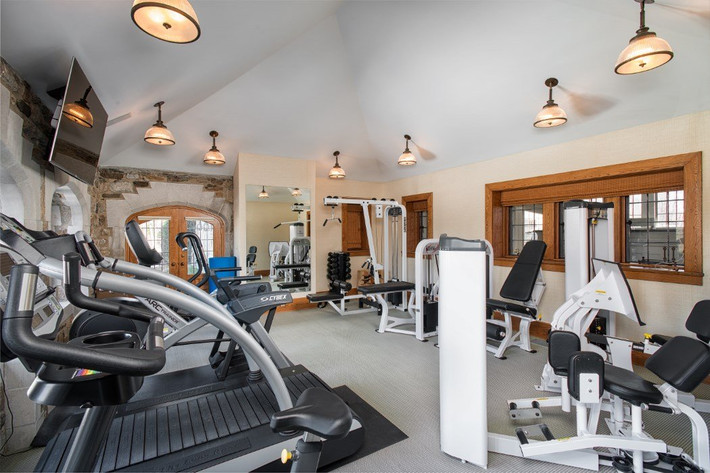 Một phòng tập gym được trang bị đầy đủ các loại máy tập.