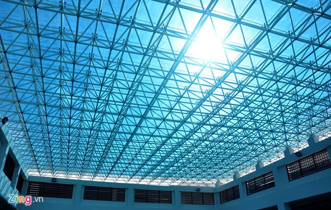 Kính cường lực vừa giảm nhiệt vừa tạo ánh sáng tự nhiên vào không gian bên trong chợ. Ngoài ra, xung quanh chợ có lắp hệ thống điều hòa thông gió thoáng mát.