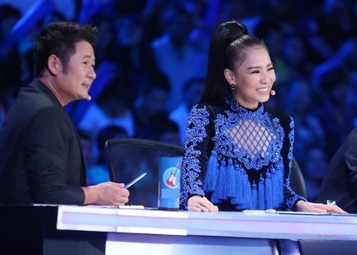 Được biết đến là một tín đồ hàng hiệu khét tiếng trong làng giải trí Việt, Thu Minh sở hữu những bộ cánh hàng hiệu xa xỉ và vô cùng đẳng cấp, thậm chí cô còn có đến 10 chiếc túi Hermes. Nữ ca sĩ luôn xuất hiện trong những bộ cánh hàng hiệu đẹp mắt lên đến hàng trăm triệu đồng, cô đã nhiều lần khiến cho nhiều tín đồ thời trang phải thán phục với sự đầu tư khủng cho thời trang. Thế nhưng, khi xuất hiện tại Việt Nam Idol 2016, nữ ca sĩ bị cho là đã diện chiếc váy khá giống với thiết kế của nhà mốt nổi tiếng Balmain. Hiện tại cô cùng ekip vẫn chưa hề lên tiếng về những tin đồn này.
