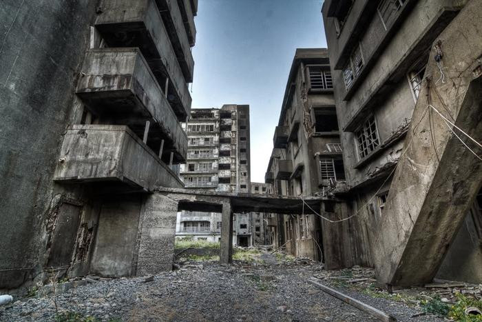 2. Gunkanjima Hòn đảo này có cái tên nghĩa là “Chiến Hạm” do hình dáng hòn đảo rất giống một con tàu chiến. Nơi đây từng là một cơ sở khai thác mỏ than, nhưng rồi bị bỏ hoang do mỏ than đóng cửa vào năm 1974. Những tòa nhà bỏ hoang mục nát và tối tăm đủ sức làm những người gan dạ nhất rùng mình.