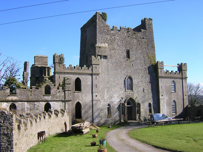 3. Lâu đài Leap (Ireland) Được tin là một trong những nơi bị ma ám đáng sợ nhất trên thế giới. Trước đây khi nó được tu sửa, những người công nhân đã phát hiện ra một hầm giam bí mật. Bên trong ngục tù đầy tối tăm đó, họ tìm thấy 3 xe ngựa chất đầy xác chết.