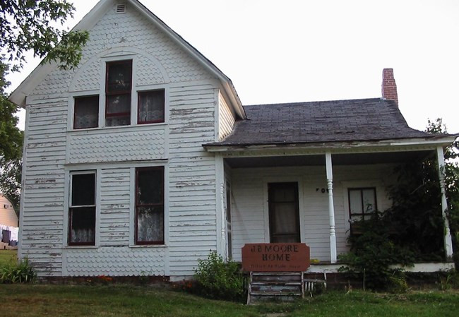 5. Ngôi nhà màu trắng Căn nhà màu trắng cũ nằm ở góc phố yên tĩnh ở Villisca, Iowa là một địa điểm mà người dân khiếp sợ. Bởi lẽ, vào tháng 6/1912, toàn bộ 6 thành viên gia đình nhà ông Josiah Moore đã bị sát hại dã man. Tới nay, vẫn chưa thể tìm ra thủ phạm của vụ án mạng kinh hoàng này.