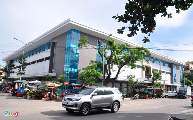 Chợ được khởi công tháng 3/2015, đến tháng 9/2016, công trình đã hoàn thành vượt tiến độ 2 tháng so với kế hoạch. Chợ mới trung tâm đầu mối được thiết kế xây dựng đạt tiêu chuẩn chợ loại 1.