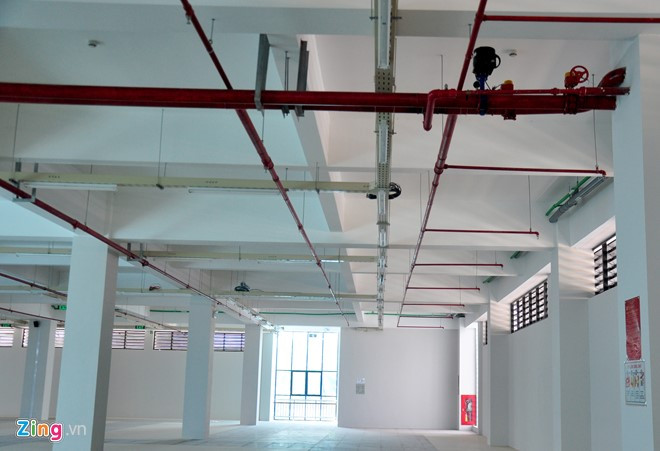 Công trình được đầu tư hạ tầng kỹ thuật đồng bộ, đặc biệt có hệ thống phòng cháy, chữa cháy tự động, bể chứa nước ngầm, bãi tập kết rác, kho ngầm chứa hàng, hệ thống chống sét...