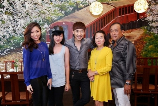 Không ngoa khi nói rằng Trấn Thành là MC, danh hài đắt show nhất của làng giải trí Việt hiện tại. Là người hoạt ngôn nhưng Trấn Thành lại rất ít khi chia sẻ về chuyện gia đình nên chắc chắn ít người biết rằng nam MC này còn có hai cô em gái xinh đẹp và giỏi giang.