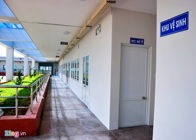 Khu vực tầng 3 còn được xây dựng hệ thống nhà vệ sinh sạch sẽ, hiện đại. Bên cạnh chợ trung tâm đầu mối, UBND TP Quảng Ngãi cũng sắp xây dựng hoàn thành chợ tươi sống (thủy sản và rau, quả... các loại) đáp ứng nhu cầu buôn bán cho gần 650 tiểu thương.