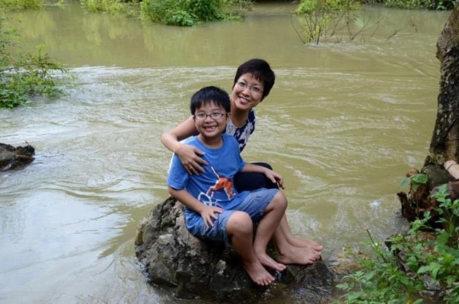 Thảo Vân từng xúc động khi chia sẻ câu chuyện, con trai cô - bé Tít - vì lo sợ một ngày nào đó trí nhớ của mẹ trở nên kém, không còn nhận ra cậu. Nữ MC nghẹn ngào viết: “Tít ơi! Sao mẹ có thể quên con được? Dù mai này nếu không may, não mẹ có bị suy giảm chức năng thì mẹ vẫn nhận ra con bằng… trái tim của mẹ”.