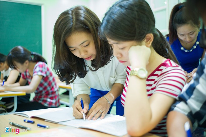 Từng là học viên cũ của thầy Ánh từ khi còn là sinh viên, nay đã trở thành giáo viên tiểu học, chị Lý Hồng Ngát (áo trắng) chia sẻ: "Hiện nay, các cuộc thi học sinh giỏi hầu như đều bỏ, tuy nhiên thi viết chữ đẹp dành cho giáo viên và học sinh vẫn tiếp tục được tổ chức. Vì thế, nhiều địa phương vẫn có thêm nhiều lớp và trung tâm luyện viết chữ được mở".