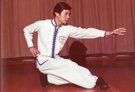 Hình ảnh Hoàng Trạch Dân thời trẻ. Cũng giống ông hoàng võ thuật Lý Tiểu Long, ông sống nhiều năm ở Mỹ, tự tin và kiêu ngạo. Trận đối đầu với Lý năm xưa là kinh nghiệm ông không bao giờ quên. Cuộc đấu này gây nhiều tranh cãi suốt những thập kỷ qua. Lý Tiểu Long tuyên bố thắng gọn gàng chỉ sau 3 phút nhưng Hoàng Trạch Dân miêu tả "bất phân thắng bại sau 20 phút". Với mục đích tái hiện giai đoạn đầu cuộc đời Lý Tiểu Long trên màn ảnh, đạo diễn Geogre Nolfi, biên kịch Stephen J. Rivele, Christopher Wikinson quyết định bấm máy Long chi ra đời (Birth of Dragon).