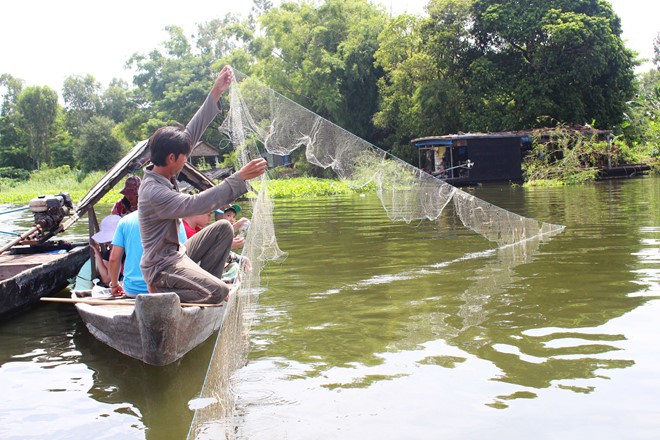 Búng Bình Thiên (An Giang) là một trong những hồ nước ngọt lớn nhất của Tây Nam Bộ, nằm gần biên giới Campuchia, thông với sông Bình Di (An Phú, An Giang). Hồ gắn với truyền thuyết về một vị tướng lĩnh khi đến đây phát triển doanh trại, gặp hạn, đã khấn trời phật rồi đâm gươm vào đất. Một dòng nước từ đất phun lên, lâu dần, ngập thành hồ như hiện nay. Ảnh: An Huỳnh.