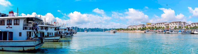 Đến Hạ Long vài lần, nhưng lần nào khi đặt chân đến Bãi Cháy (thành phố Hạ Long, tỉnh Quảng Ninh), khi nhóm bạn đi thuê tàu khám phá vịnh, tôi chỉ làm một việc là dõi mắt ra xa, ngắm phong cảnh. Vịnh Hạ Long đón tôi như một người bạn đi xa lâu ngày gặp lại.