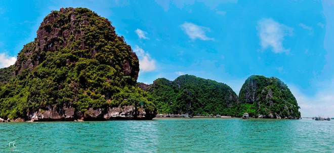 Dường như núi đá vôi trên vịnh cũng biết mùa thu đến, nên phủ màu ngắt.