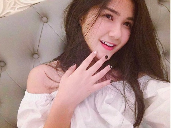 Cô bạn được nhắc đến có tên Nhật Linh (sinh năm 2000), hiện đang học tại trường THPT chuyên Biên Hoà (tỉnh Hà Nam). Hot girl 16 tuổi Nhật Linh thu hút sự chú ý của nhiều người nhờ sở hữu một làn da trắng, gương mặt hài hòa với đôi mắt to, chiếc mũi cao cùng đôi môi trái tim đầy quyến rũ. Bởi vậy mà những hình ảnh của Nhật Linh “đốn tim” nhiều chàng vì nụ cười rất duyên.