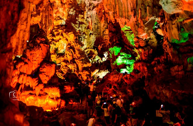 Điểm dừng đầu tiên của tàu là hang Sửng Sốt trong đảo Bồ Hòn.