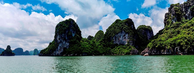 Trên hành trình lênh đênh trên vịnh, nhân viên trên tàu giới thiệu với hành khách hòn Chó...