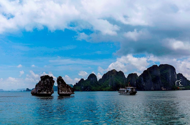 Họ giải thích ý nghĩa, tên gọi của hòn Trống Mái - một trong những biểu tượng của vịnh.